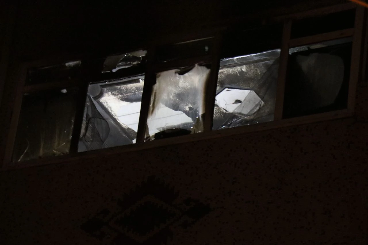 Denizli'de kahreden olay! Evdeki yangında bebeğini pencereden attı: Genç anne alevlerin arasında kaldı - 2. Resim