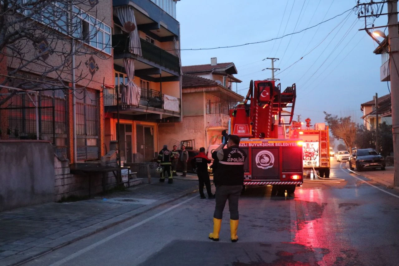 Denizli'de kahreden olay! Evdeki yangında bebeğini pencereden attı: Genç anne alevlerin arasında kaldı - 1. Resim