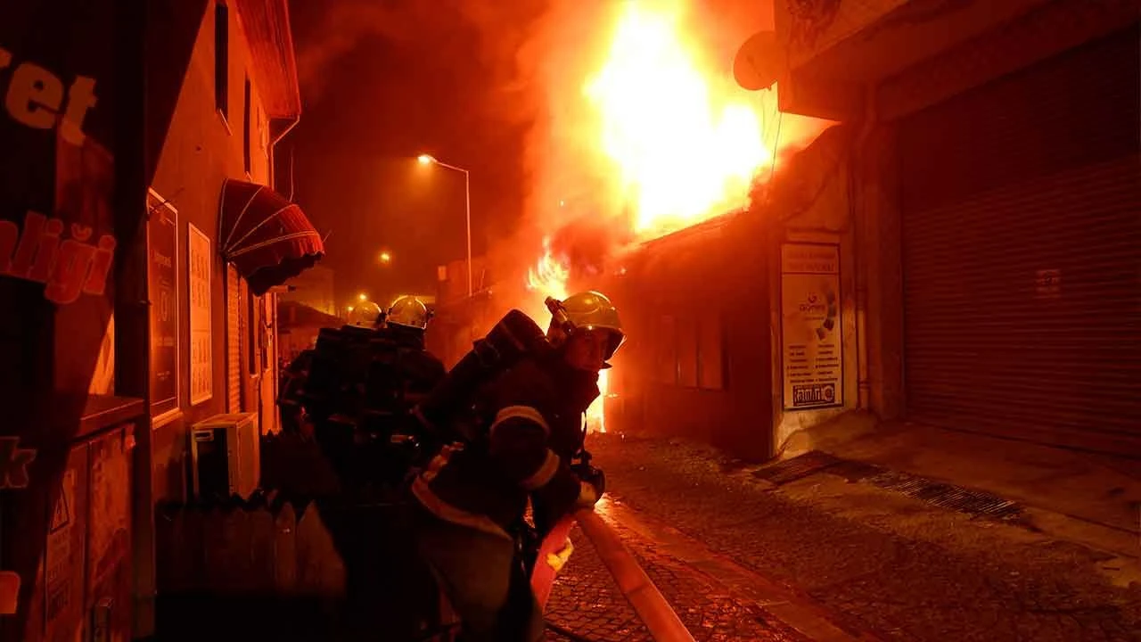 Edirne'de 5 iş yeri yangında küle döndü: Çakmakçı dükkanı bomba gibi patladı