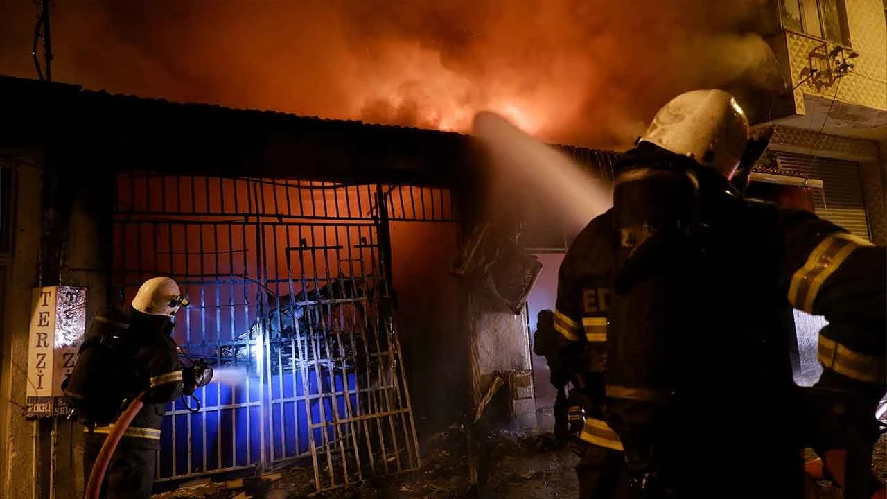 Edirne'de 5 iş yeri yangında küle döndü: Çakmakçı dükkanı bomba gibi patladı