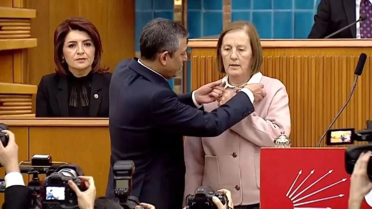 Eski AK Partili bakan CHP’ye geçti! Rozetini Özgür Özel taktı