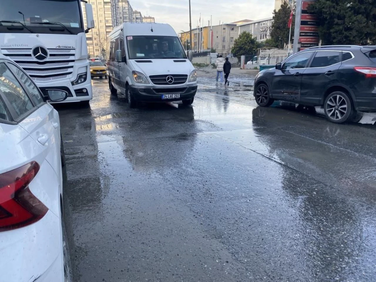 Kanalizasyon taştı, etrafı pis koku kapladı! - 1. Resim