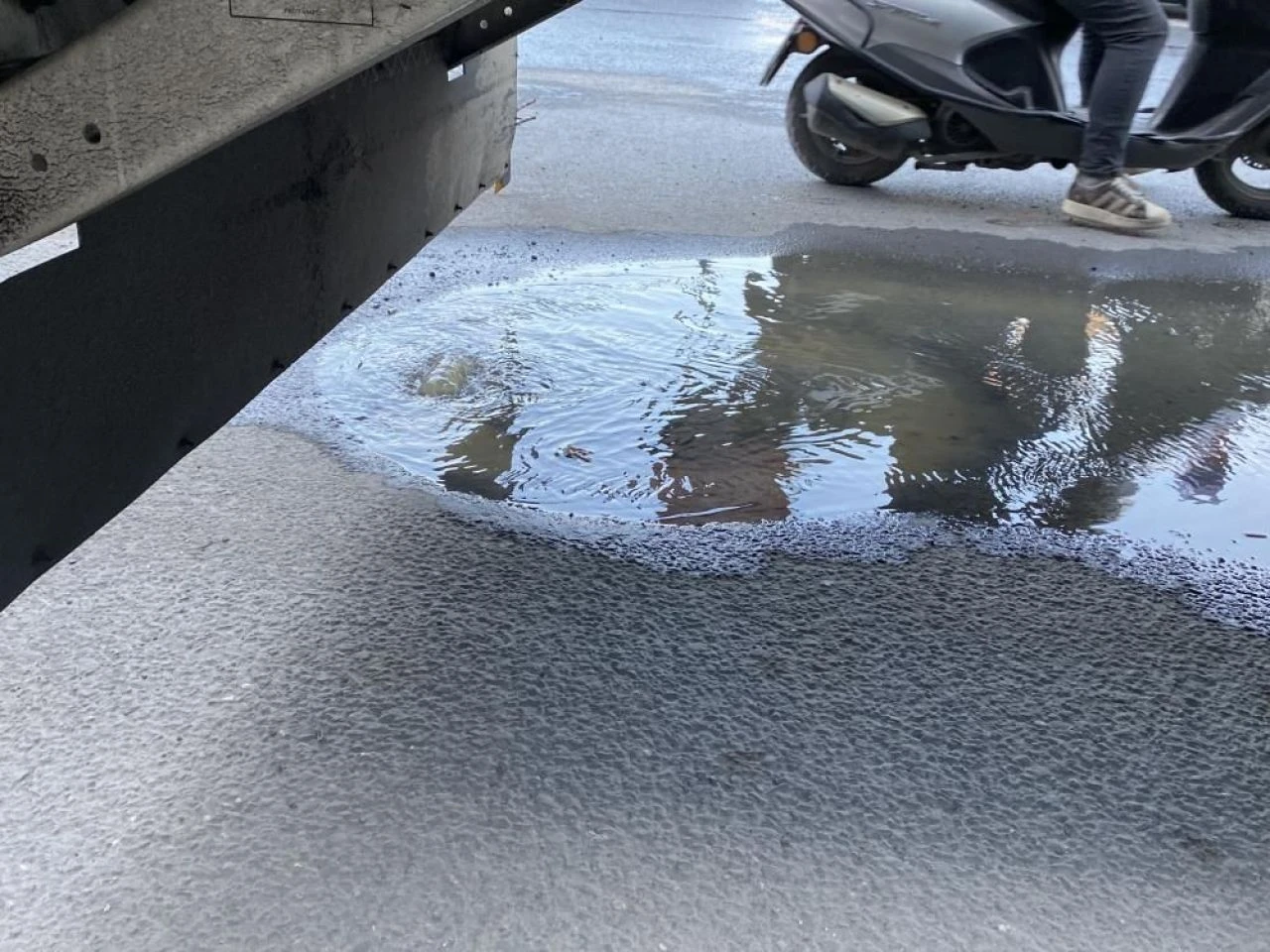 Kanalizasyon taştı, etrafı pis koku kapladı! - 2. Resim