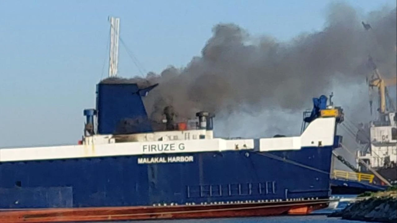 Samsun Limanı'ndan korku dolu anlar! Yük gemisinden alevler yükseldi - 1. Resim