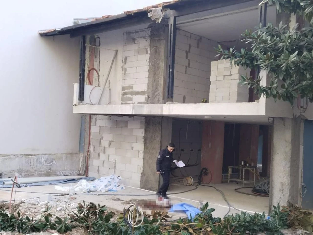 Yaşlı adamın feci ölümü! Tamir için çıktı, beton zemine çakıldı