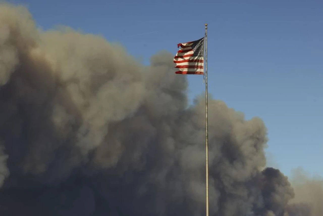 'Zehirli kül' uyarısının ardından can kaybı yükseldi! Los Angeles yangınlarında son durum - 2. Resim
