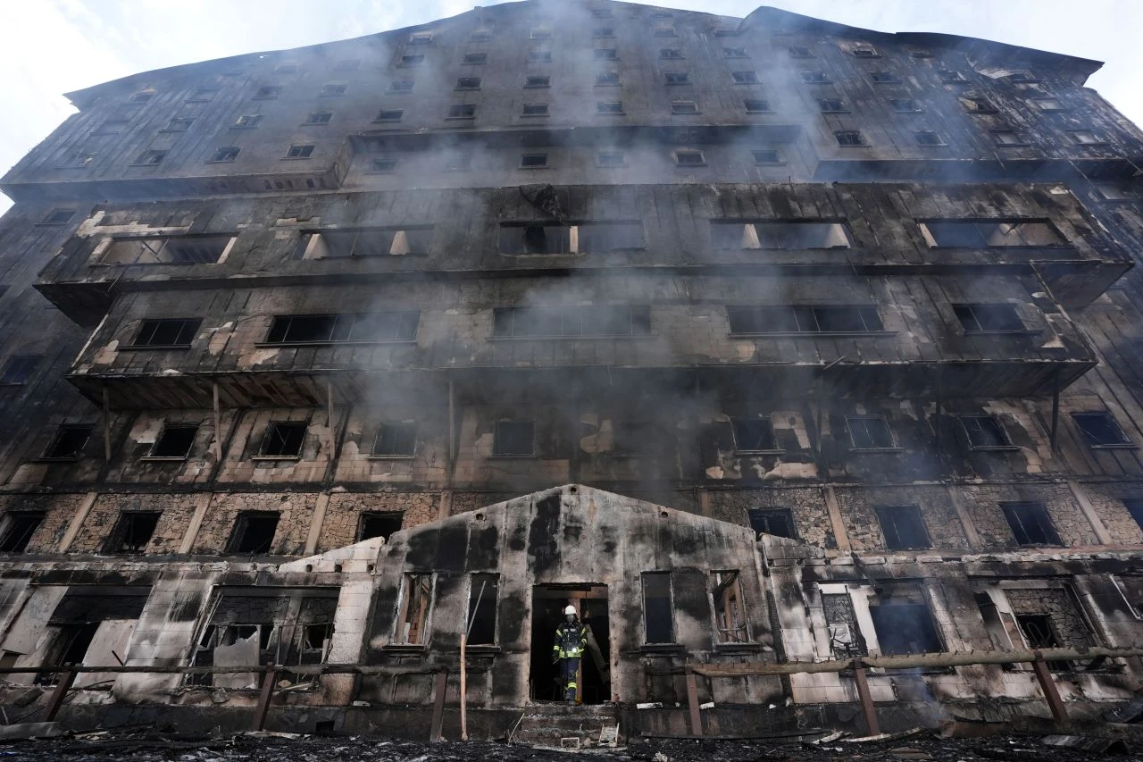Bolu'da yangın faciasından kurtulan otel çalışanı skandalı anlattı: Bir gün başımıza yıkılacağı belliydi - 4. Resim