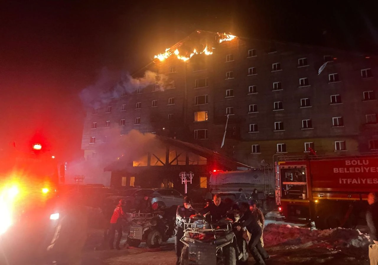 Bolu'da yangın faciasından kurtulan otel çalışanı skandalı anlattı: Bir gün başımıza yıkılacağı belliydi - 1. Resim