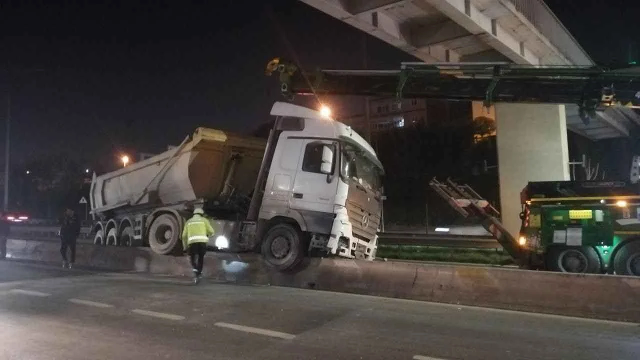 Hafriyat kamyonu kontrolden çıktı, beton bariyerlerde asılı kaldı