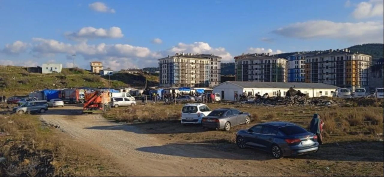 İzmir'de inşaatta patlama: Yaralı işçiler var - 1. Resim