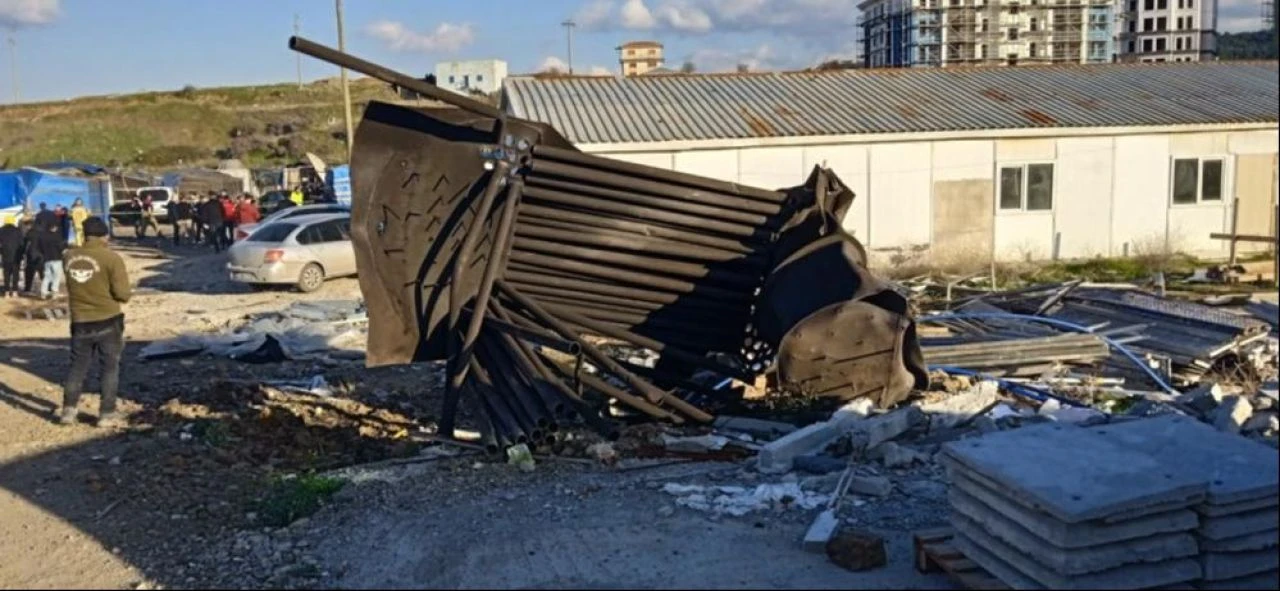 İzmir'de inşaatta patlama: Yaralı işçiler var - 2. Resim