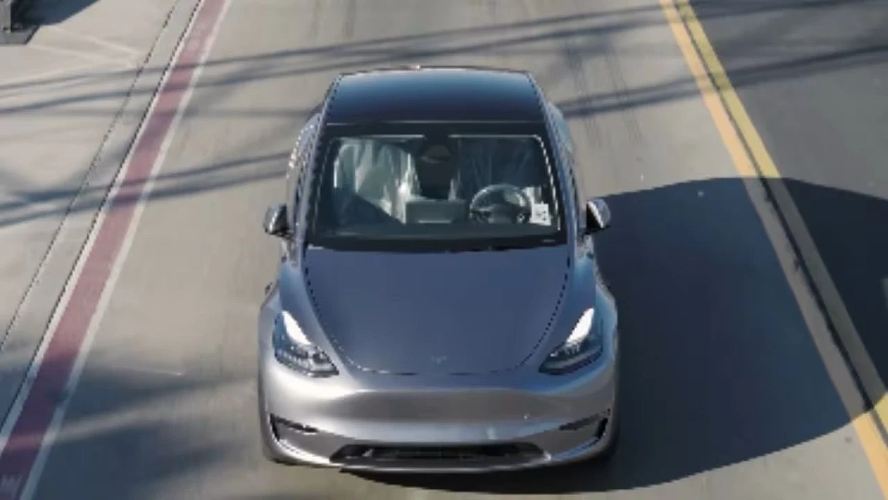 Tesla araçları artık fabrikadan tamamen otonom olarak çıkıyor - 2. Resim