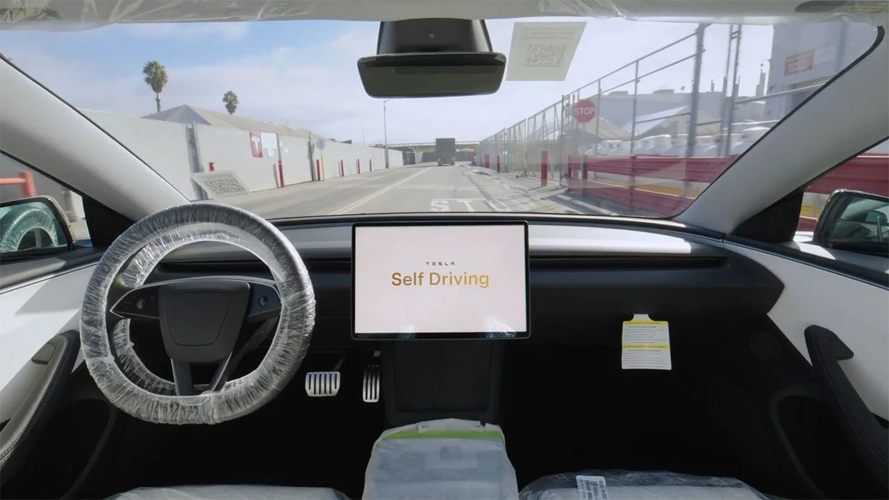 Tesla araçları artık fabrikadan tamamen otonom olarak çıkıyor - 1. Resim