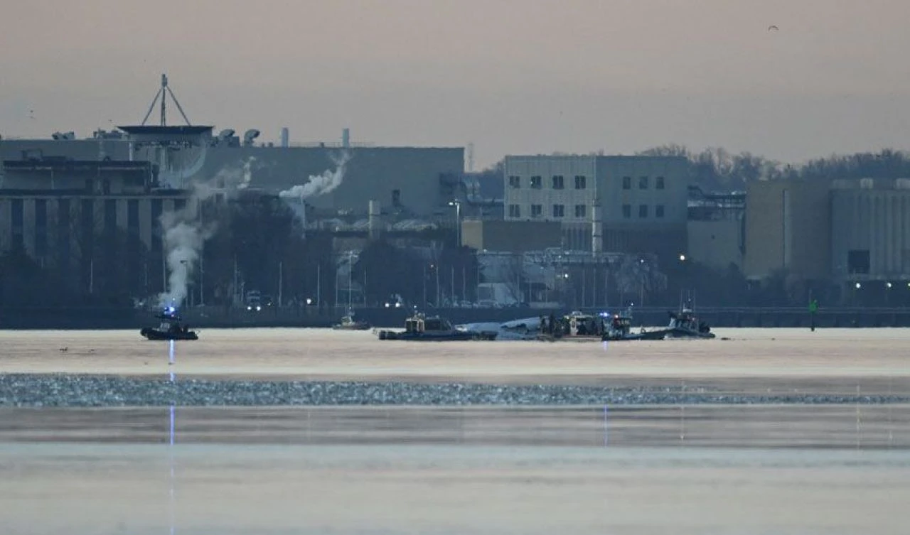 ABD'de yolcu uçağı ile helikopter çarpıştı: Onlarca ceset arasında Rus sporcular da var! Ürpertici ses kaydı ortaya çıktı - 1. Resim