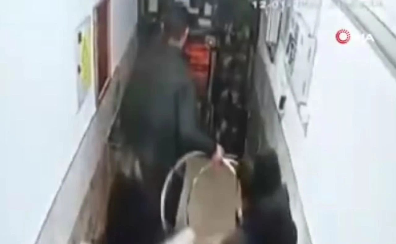 Ankara'da cani baba dehşeti! Bebeği cam sehpanın üzerine fırlattı, karısını alıkoydu - 1. Resim