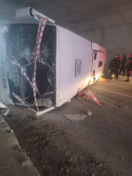 Denizli'de feci kaza! İşçi servisi devrildi: Ölü ve yaralılar var - 1. Resim