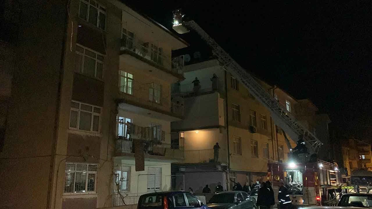Karaman’da 4 katlı binada yangın paniği - 1. Resim