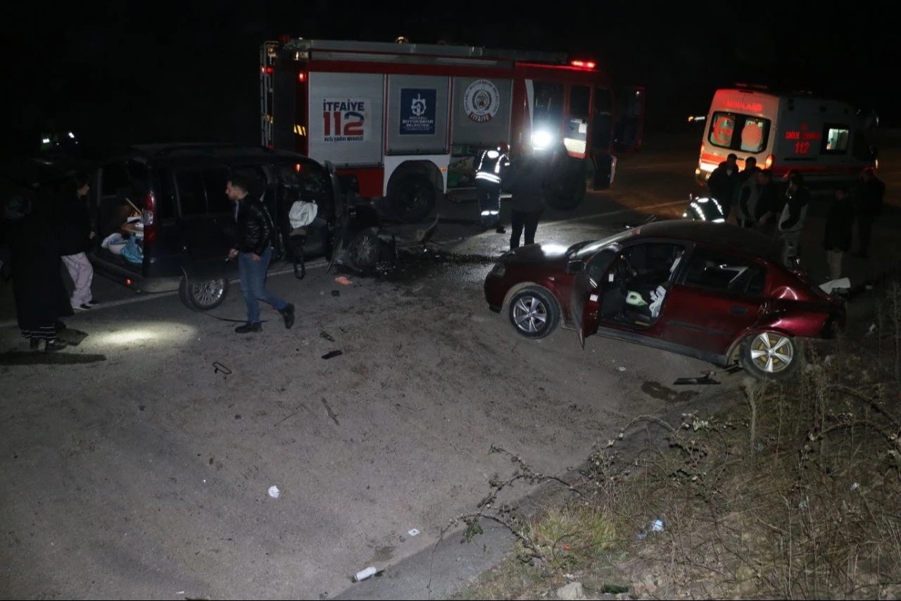 Kocaeli'de korkunç kaza! Araçlar hurdaya döndü: 2'si ağır 7 yaralı - 1. Resim