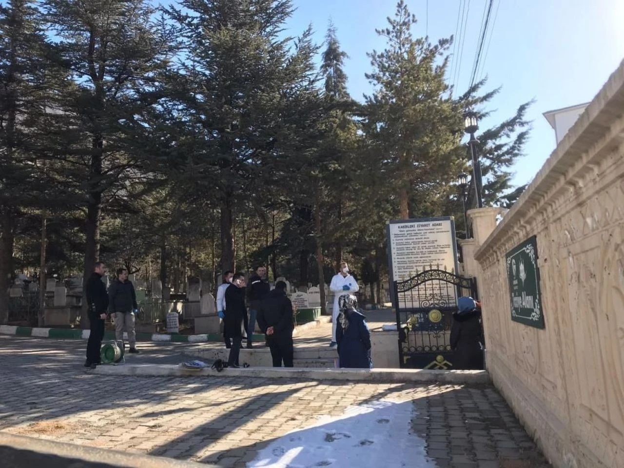 Mezarlıkta bebek cesedi paniği! İçinden çıkan şoke etti - 1. Resim