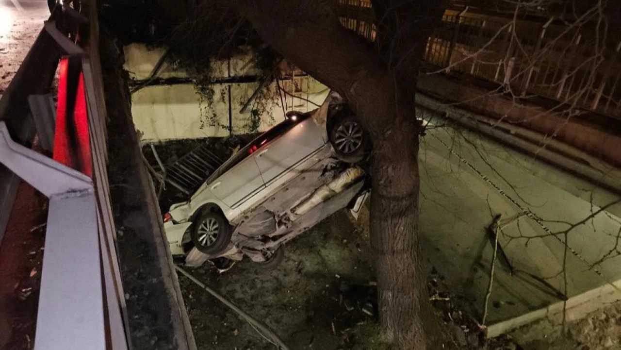 Alkollü sürücü acağı söküp köprüden uçtu! İstanbul Ataköy'de korkunç manzara - 1. Resim