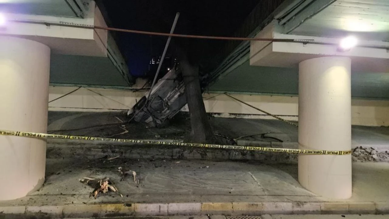 Alkollü sürücü acağı söküp köprüden uçtu! İstanbul Ataköy'de korkunç manzara - 2. Resim