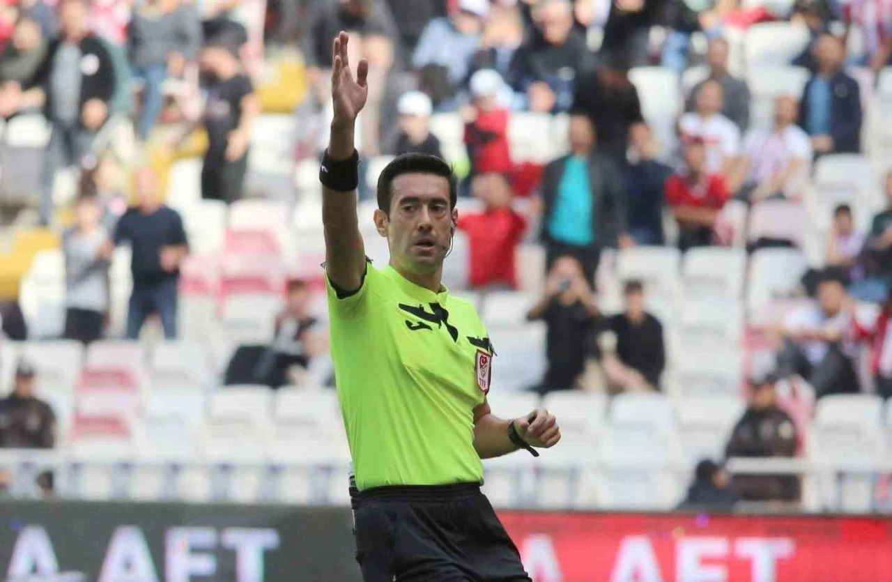 Fenerbahçe-Çaykur Rizespor maçı hakemi Burak Pakkan kimdir? Daha önce yönettiği FB maçları - 3. Resim