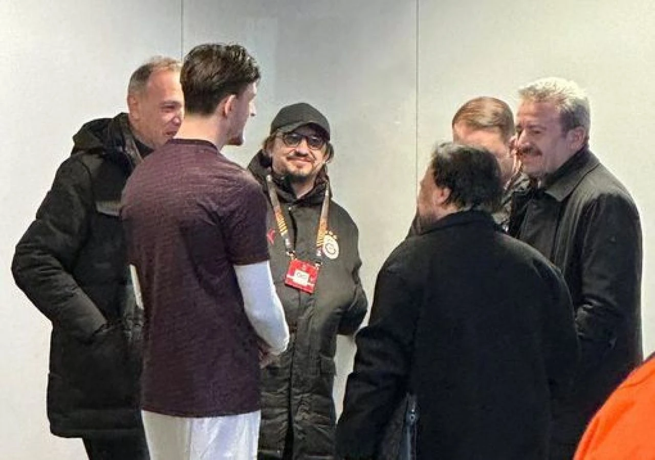 Galatasaray - Ajax maçı sonrası statta ayaküstü transfer görüşmesi! Fenerbahçeliler şoke oldu - 1. Resim