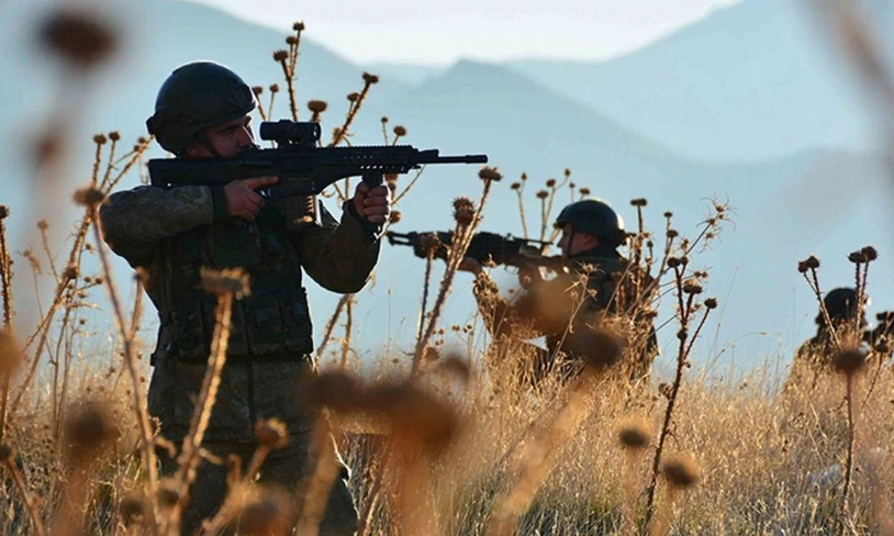 Mehmetçik, PKK'lı teröristlerin inlerini yerle bir etti! Çok sayıda silah ve mühimmat ele geçirildi - 1. Resim