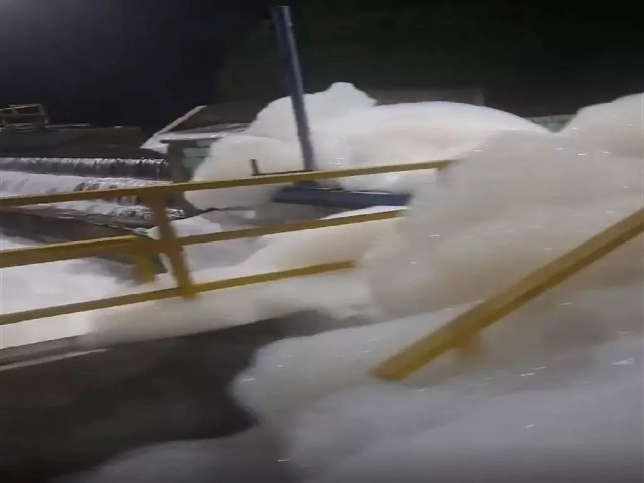 Şebeke suyu köpüklendi, halk panikte! Valilikten açıklama geldi: 'Sakın içmeyin' - 1. Resim