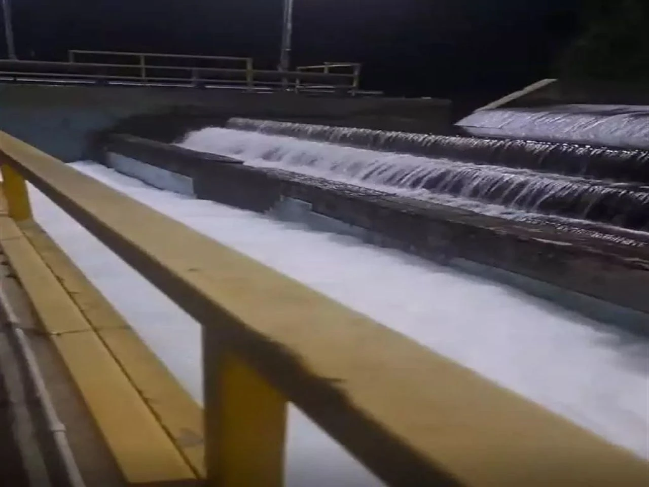 Şebeke suyu köpüklendi, halk panikte! Valilikten açıklama geldi: 'Sakın içmeyin' - 3. Resim