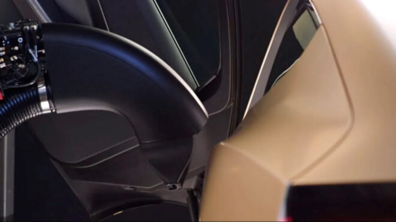 Elon Musk yine yaptı yapacağını: Arabaların içini de robot temizleyecek - 1. Resim