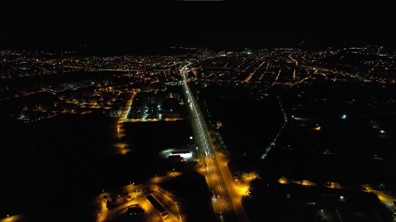 Gökyüzünde görenler endişeye kapıldı! Gece bir anda alevlendi, polisler harekete geçti - 1. Resim