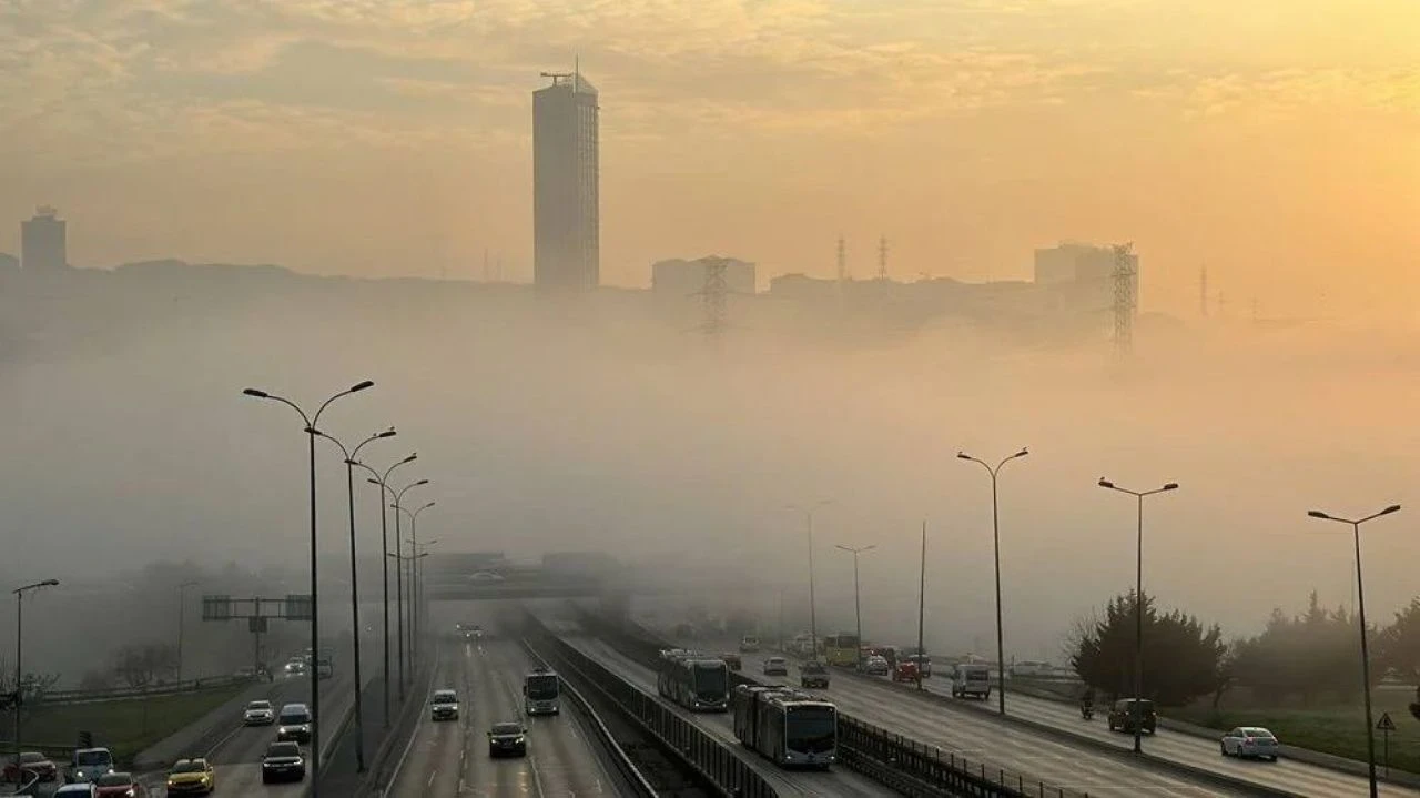 İstanbul'da göz gözü görmüyor! Sis megakenti kapladı, Boğaz'da gemi trafiği durdu - 2. Resim
