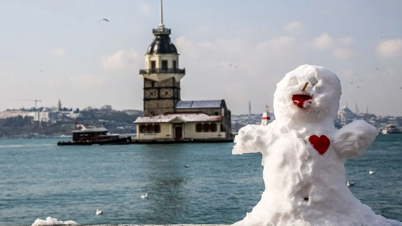 İstanbul&#039;da kar kapıda! AKOM tarih verdi, buzlanma ve don uyarısı yaptı