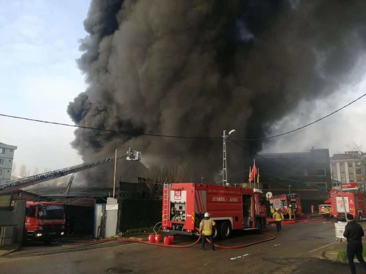 Son dakika | Çekmeköy'de lastik atölyesinde yangın - 1. Resim