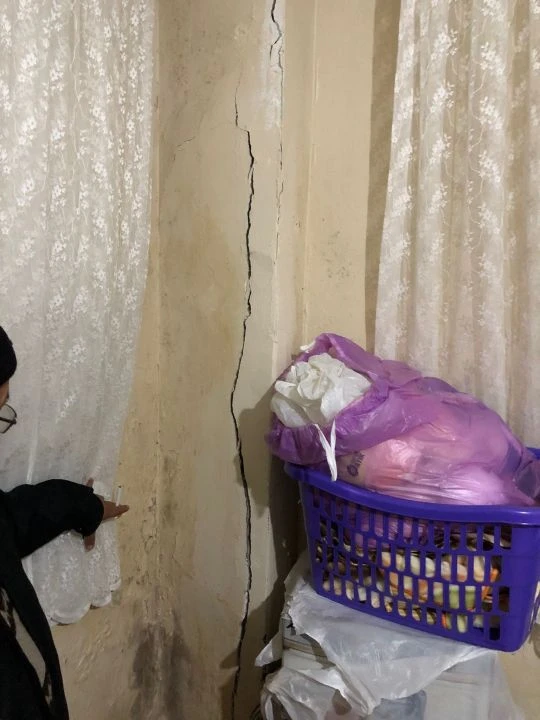 Bahçelievler'de apartmanın kolonları bir anda patladı ve sallanmaya başladı! Korku içinde kaçtılar - 1. Resim