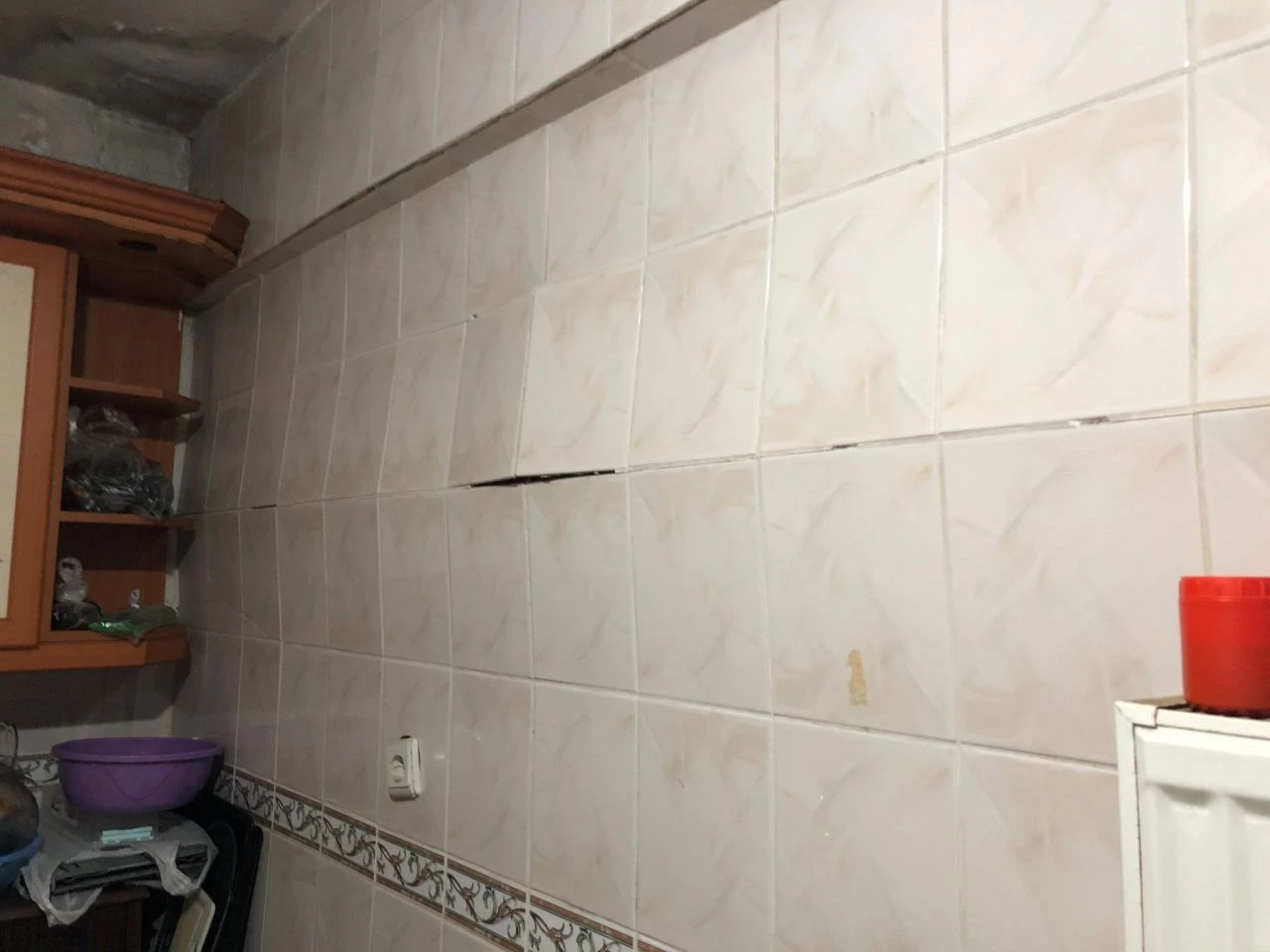 Bahçelievler'de apartmanın kolonları bir anda patladı ve sallanmaya başladı! Korku içinde kaçtılar - 2. Resim