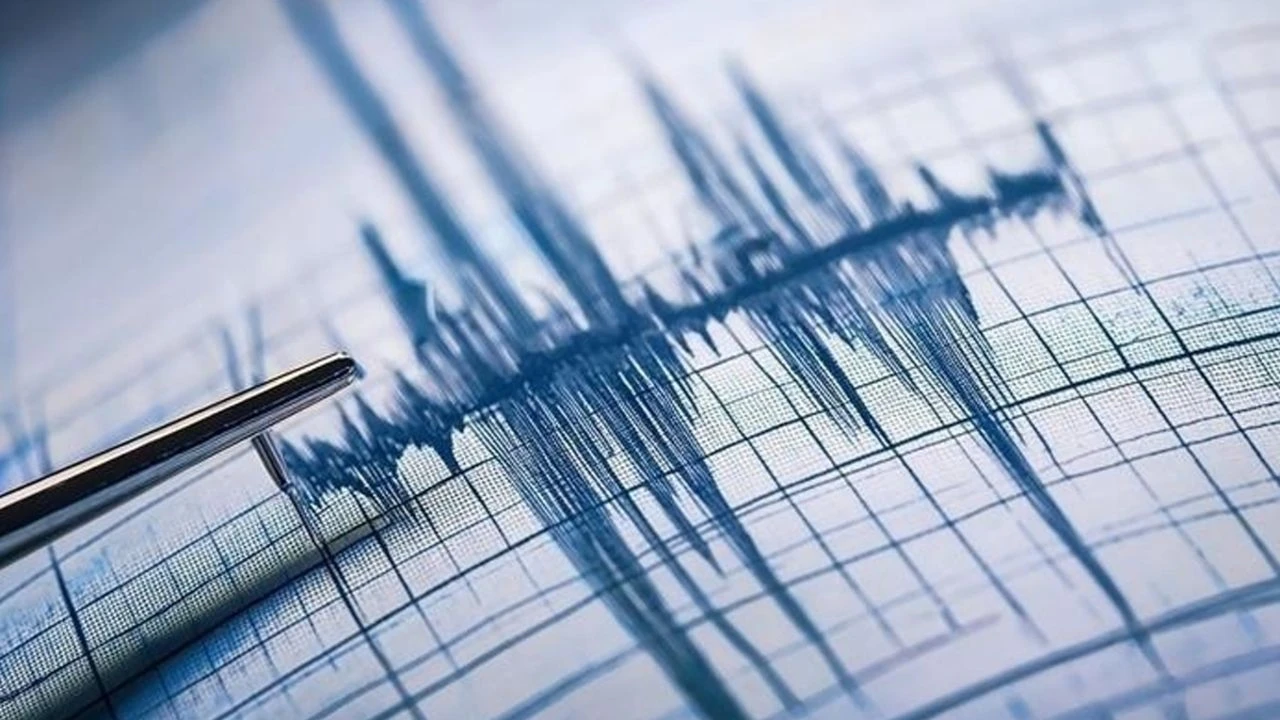 Ege Denizi&#039;nde şiddetli deprem! AFAD ilk verileri açıkladı