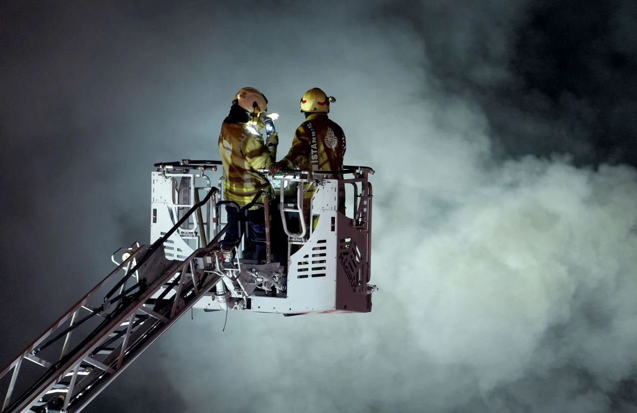 Son dakika | Esenyurt'ta dev market yangını! İtfaiye, polis ve sağlık ekipleri sevk edildi