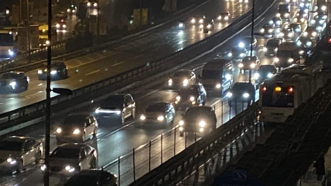 İstanbul trafiği felç! Okul açıldı, yollar kilitlendi - 1. Resim
