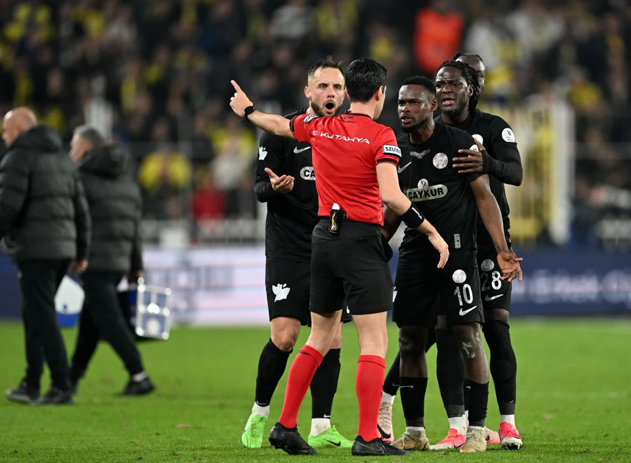 Trio ekibinden Fenerbahçe - Rizespor maçı hakemine geçer not! Galatasaray sert tepki göstermişti