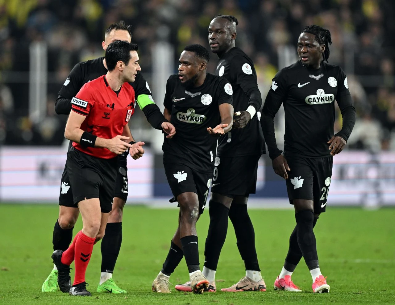 Trio ekibinden Fenerbahçe - Rizespor maçı hakemine geçer not! Galatasaray sert tepki göstermişti