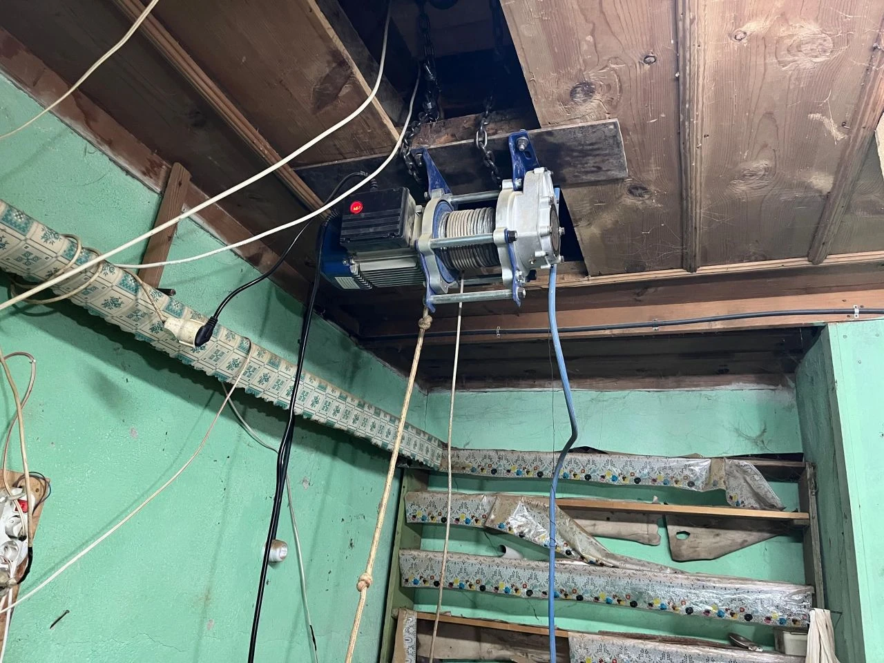 Definecilerin kurduğu sistem şoke etti! Binanın altına tünel kazıp elektrik döşediler