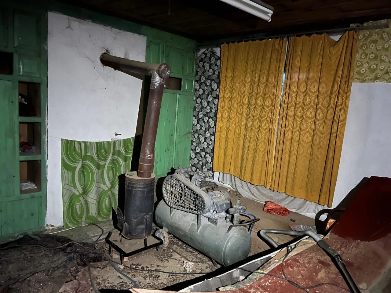 Definecilerin kurduğu sistem şoke etti! Binanın altına tünel kazıp elektrik döşediler