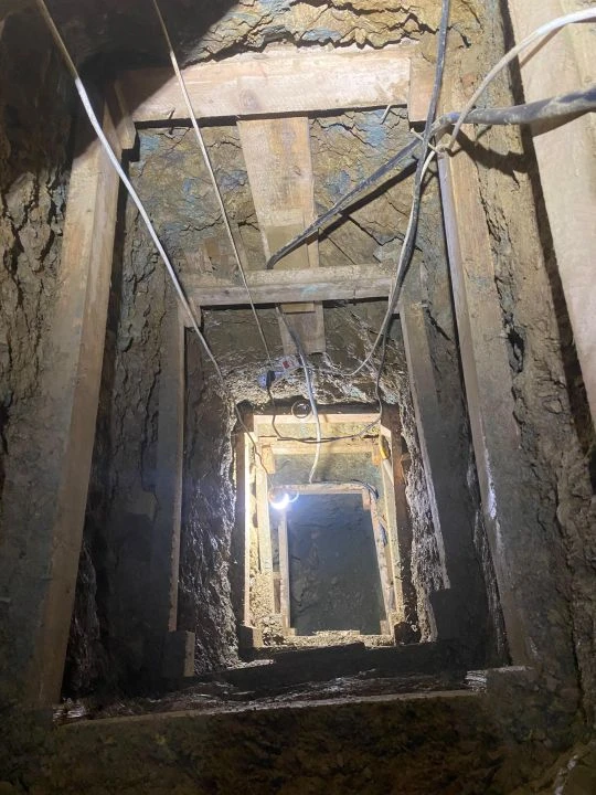 Definecilerin kurduğu sistem şoke etti! Binanın altına tünel kazıp elektrik döşediler