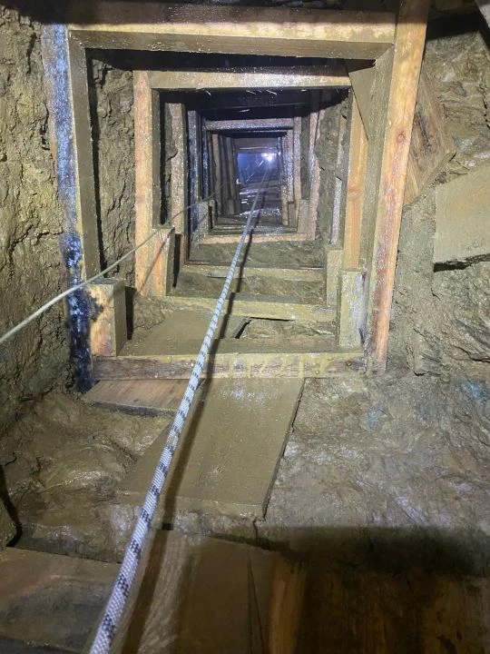 Definecilerin kurduğu sistem şoke etti! Binanın altına tünel kazıp elektrik döşediler