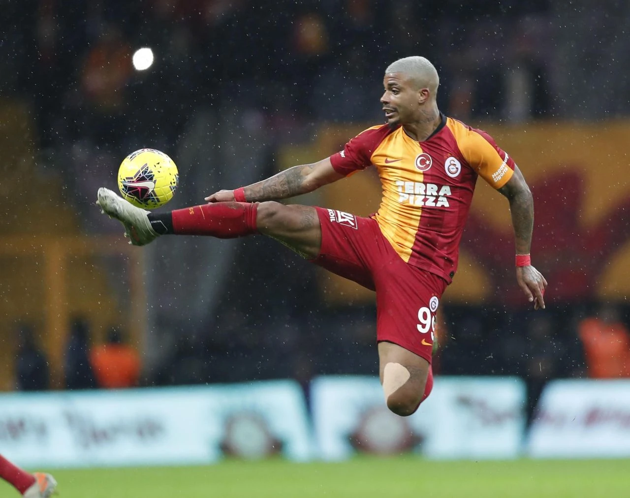 Galatasaray'da gece yarısı transfer operasyonu! İmza için İstanbul'a geldi - 2. Resim