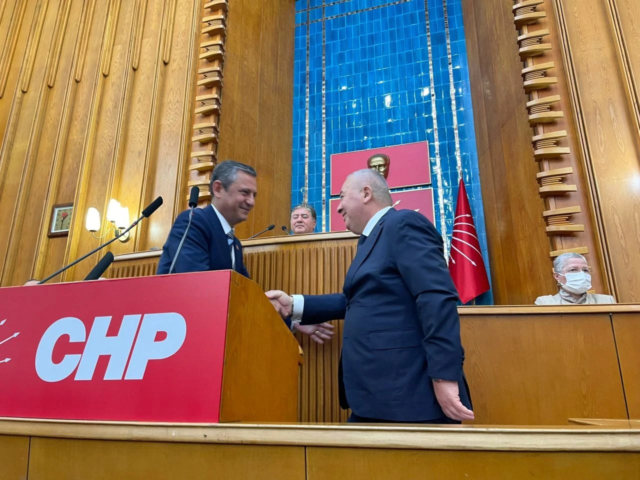 MHP'den ihraç edilen Cemal Enginyurt CHP'ye katıldı! Rozetini Özgür Özel taktı: Uluma videosu gündem oldu