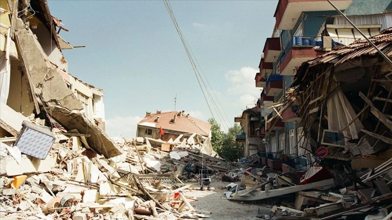 99 depremi mi 6 Şubat Kahramanmaraş depremi mi daha büyük? Asrın Felaketi olarak tanımlanmıştı - 1. Resim
