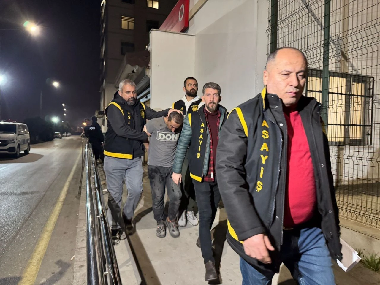 Adana onu konuşuyor! AVM'ye havalandırmadan girip kilolarca altın çalmıştı! Günlerce saklandı! Sonunda yakayı ele verdi - 2. Resim